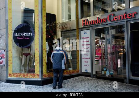 Athènes, Grèce. 23 Nov, 2018. Un homme vu à l'extérieur d'un magasin à la rue Ermou, en raison de l'Vendredi Noir promotions à Athènes Crédit : Giorgos Zachos/SOPA Images/ZUMA/Alamy Fil Live News Banque D'Images
