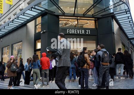 Athènes, Grèce. 23 Nov, 2018. Les personnes sont considérées à l'intérieur d'une boutique à la rue Ermou, en raison de l'Vendredi Noir promotions à Athènes. Credit : Giorgos Zachos SOPA/Images/ZUMA/Alamy Fil Live News Banque D'Images