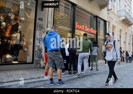 Athènes, Grèce. 23 Nov, 2018. Les gens sont vus à l'extérieur d'un magasin comme ils attendre qu'il soit ouvert à la rue Ermou, en raison de l'Vendredi Noir promotions à Athènes. Credit : Giorgos Zachos SOPA/Images/ZUMA/Alamy Fil Live News Banque D'Images