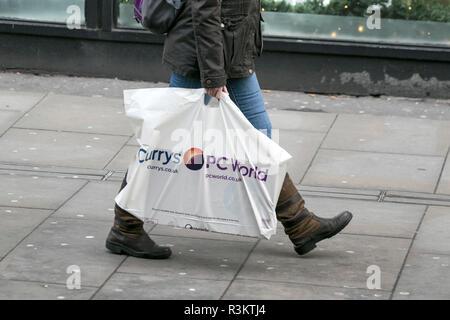 Manchester, Greater Manchester, UK. Le vendredi noir des ventes. 23 novembre 2018. Les gens affluent dans les magasins de la rue haute des affaires sur l'un des jours de shopping les plus importants de l'année. Currys & Pc World magasins sont emballés avec des acheteurs avisés à la recherche d'un Vendredi noir traiter juste à temps pour Noël. Credit : Cernan Elias/Alamy Live News Banque D'Images