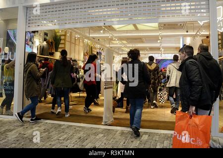 Athènes, Grèce. 23 Nov, 2018. Les personnes sont considérées à l'intérieur d'une boutique à la rue Ermou, en raison de l'Vendredi Noir promotions à Athènes. Credit : Giorgos Zachos SOPA/Images/ZUMA/Alamy Fil Live News Banque D'Images