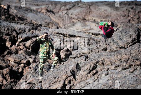 (181123) -- SWEIDA, 23 novembre 2018 (Xinhua) -- Des soldats syriens sont observés dans la région accidentée de Tulul al-Safa, l'arabe pour les collines Al-Safa, qui est une région de collines dans l'est de la campagne de Sweida province, la Syrie le 22 novembre, 2018. L'armée syrienne ont récemment remporté le salon après des mois de batailles avec l'État islamique (EST) militants, se terminant ainsi la présence de est dans l'ensemble de la province de Sweida. (Xinhua/Ammar Safarjalani) Banque D'Images