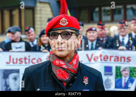Glasgow, Ecosse, Royaume-Uni. 23 novembre, 2018. Dans le cadre d'une action coordonnée à l'échelle nationale dans les villes à travers le Royaume-Uni y compris Manchester, Londres et Glasgow vétérans militaires ont défilé devant le ministère de la défense des bureaux à Glasgow pour attirer l'attention sur la perception de la persécution continue de ceux qui ont servi dans les conflits de l'Irlande du Nord avant le traité de paix signé par Tony Blair. Credit : Findlay/Alamy Live News Banque D'Images