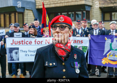 Glasgow, Ecosse, Royaume-Uni. 23 novembre, 2018. Dans le cadre d'une action coordonnée à l'échelle nationale dans les villes à travers le Royaume-Uni y compris Manchester, Londres et Glasgow vétérans militaires ont défilé devant le ministère de la défense des bureaux à Glasgow pour attirer l'attention sur la perception de la persécution continue de ceux qui ont servi dans les conflits de l'Irlande du Nord avant le traité de paix signé par Tony Blair. Credit : Findlay/Alamy Live News Banque D'Images
