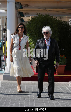 Abu Dhabi, EAU. 23 novembre, 2018. Sport Grand Prix de Formule 1 Abu Dhabi 2018 Dans le pic : Bernie Ecclestone (GBR) et Fabiana Flosi (BRA), épouse de Bernie Ecclestone Crédit : LaPresse/Alamy Live News Banque D'Images