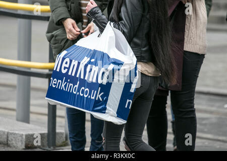 Manchester, Greater Manchester, UK. Le vendredi noir des ventes. 23 novembre 2018. Les gens affluent dans les magasins de la rue haute des affaires sur l'un des jours de shopping les plus importants de l'année. MenKind magasins sont emballés avec des acheteurs avisés à la recherche d'un Vendredi noir traiter juste à temps pour Noël. Credit : Cernan Elias/Alamy Live News Banque D'Images