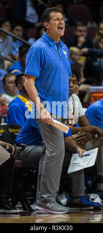 Nov 22 2018 Las Vegas, NV, États-Unis d'UCLA l'entraîneur-chef Steve Alford lors de la NCAA Men's Basketball Continental Las Vegas Invitational entre UCLA Bruins et les Michigan State Spartans 67-87 a perdu à l'Orleans Arena de Las Vegas, NV. James Thurman / CSM Banque D'Images