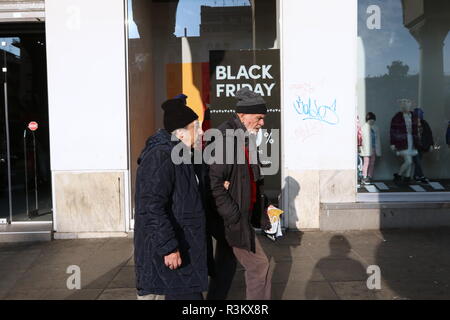 Thessaloniki, Grèce, 23 novembre, 2018. Les gens passent devant un magasin sur le Black Friday. Le Black Friday shopping a longtemps été une tradition post-Thanksgiving aux États-Unis, mais en Grèce c'est une tradition importée récemment, et cette année les détaillants grec ont étendu en "Semaine Noire". Crédit photo : Orhan Tsolak / Alamy Live News Banque D'Images