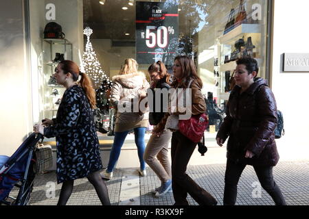 Thessaloniki, Grèce, 23 novembre, 2018. Les femmes passent devant un magasin le vendredi noir. Le Black Friday shopping a longtemps été une tradition post-Thanksgiving aux États-Unis, mais en Grèce c'est une tradition importée récemment, et cette année les détaillants grec ont étendu en "Semaine Noire". Crédit photo : Orhan Tsolak / Alamy Live News Banque D'Images