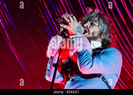 Heiligenhafen, Allemagne. 10 Nov, 2018. 09.11.2018, l'American alternative / rock band The Flaming Lips Wayne Coyne avec frontman sur scène à Rolling Stone Weekender dans Heiligenhafen, Weissenhauser Strand. | L'alternative américaine/groupe de rock progressif The Flaming Lips Wayne Coyne avec frontman sur scène au Rolling Stone Weekender dans Heiligenhafen, Weissenhaeuser Strand, Allemagne. Utilisation dans le monde entier | Credit : dpa/Alamy Live News Banque D'Images