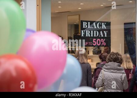 Athènes, Grèce. 23 Nov 2018. Les gens ont vu debout à côté d'une boutique avec 50 % rabais Vendredi Noir. Des milliers de personnes ont afflué au centre d'Athènes pour faire des achats, en raison de réductions Vendredi Noir. Credit : SOPA/Alamy Images Limited Live News Banque D'Images
