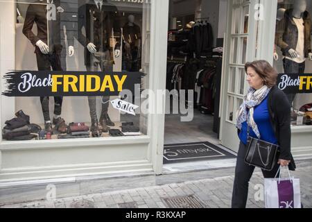 Athènes, Grèce. 23 Nov 2018. Une femme vu en passant devant un magasin de rabais Vendredi Noir. Des milliers de personnes ont afflué au centre d'Athènes pour faire des achats, en raison de réductions Vendredi Noir. Credit : SOPA/Alamy Images Limited Live News Banque D'Images