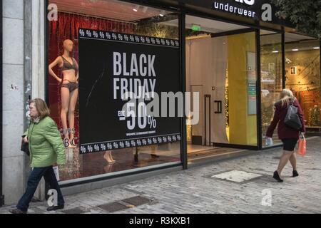 Athènes, Grèce. 23 Nov 2018. Les gens ont vu en passant devant une boutique avec 50 % de réduction du Vendredi noir. Des milliers de personnes ont afflué au centre d'Athènes pour faire des achats, en raison de réductions Vendredi Noir. Credit : SOPA/Alamy Images Limited Live News Banque D'Images