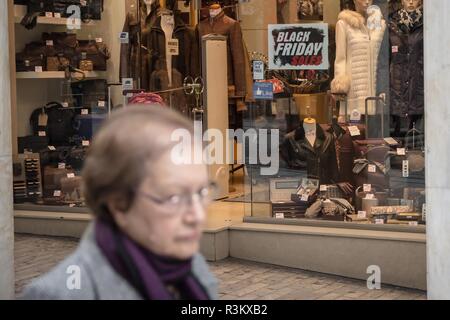 Athènes, Grèce. 23 Nov 2018. Une femme vu en passant devant un magasin de rabais Vendredi Noir. Des milliers de personnes ont afflué au centre d'Athènes pour faire des achats, en raison de réductions Vendredi Noir. Credit : SOPA/Alamy Images Limited Live News Banque D'Images
