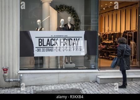 Athènes, Grèce. 23 Nov 2018. Une femme à côté d'une boutique avec 30 % rabais Vendredi Noir. Des milliers de personnes ont afflué au centre d'Athènes pour faire des achats, en raison de réductions Vendredi Noir. Credit : SOPA/Alamy Images Limited Live News Banque D'Images
