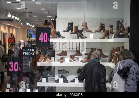 Athènes, Grèce. 23 Nov 2018. Deux femmes sont vues à lors de l'exposition avec 30 % et 40 % rabais Vendredi Noir. Des milliers de personnes ont afflué au centre d'Athènes pour faire des achats, en raison de réductions Vendredi Noir. Credit : SOPA/Alamy Images Limited Live News Banque D'Images