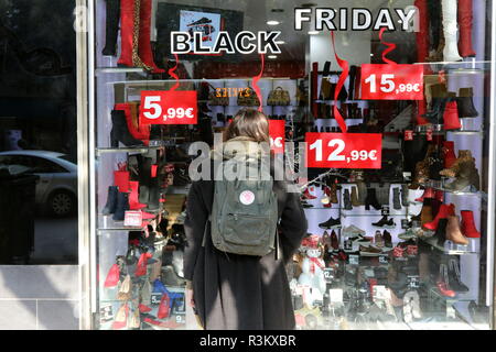 Thessaloniki, Grèce, 23 novembre, 2018. Une femme regarde sur shop windows sur le Black Friday. Le Black Friday shopping a longtemps été une tradition post-Thanksgiving aux États-Unis, mais en Grèce c'est une tradition importée récemment, et cette année les détaillants grec ont étendu en "Semaine Noire". Crédit photo : Orhan Tsolak / Alamy Live New Banque D'Images