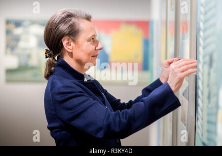 Hanovre, Allemagne. 23 Nov, 2018. Gisela Vetter-Liebenow, directeur de l'Wilhelm Busch Museum, est en vedette dans l'exposition 'Bernd Pfarr - la beauté sauvage du tapis". À partir du 24 novembre 2018 au 17 février 2019 le musée sera montrant les deux nouvelles expositions 'Bernd Pfarr - Die Schönheit der wilde Auslegeware' et 'Alles Liebe ? ! De la luxure, vices et passion'. Credit : Hauke-Christian Dittrich/dpa/Alamy Live News Banque D'Images