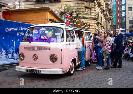 1978 années 70 Volkswagen Motor Caravan à l'occasion du Black Friday Sales Weekend au centre de Manchester City. La saison des achats des fêtes de Noël, les magasins de détail, les magasins, les acheteurs de Noël, les achats à prix réduits, Les dépenses de consommation des femmes pour le week-end du Vendredi fou sont considérées comme le plus grand événement de magasinage de l'année. Les détaillants du Royaume-Uni ont adopté le programme de soldes de style américain, et de nombreux clients ont été surpris par des remises à prix avantageux, par des achats de Noël et par le transport de plusieurs sacs, cadeaux, cadeaux et articles en vente. Banque D'Images