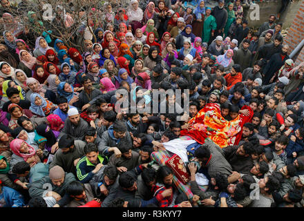 (181123) -- Srinagar, 23 novembre 2018 (Xinhua) -- un homme Cachemire embrasse le corps d'un militant tué au cours de la procession funéraire à un village de quelque 65 km au sud de la ville de Srinagar, la capitale d'été du Cachemire sous contrôle indien, le 23 novembre 2018. Six militants y compris haut commandant du Lashkar-e-Toiba (LeT) tenue de militant ont été tués vendredi dans une fusillade féroce avant l'aube dans le Cachemire sous contrôle indien agitée, a annoncé la police. (Xinhua/Javed Dar) Banque D'Images