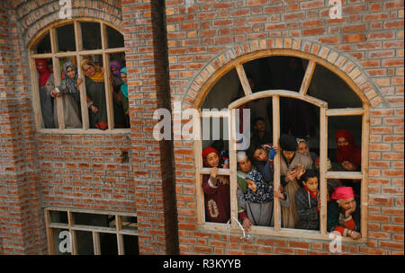 (181123) -- Srinagar, 23 novembre 2018 (Xinhua) -- le peuple cachemiri regarder la procession funéraire d'un militant tué à Shahid Bashir, un village de Kulgam district, à environ 65 km au sud de la ville de Srinagar, la capitale d'été du Cachemire sous contrôle indien, le 23 novembre 2018. Six militants y compris haut commandant du Lashkar-e-Toiba (LeT) tenue de militant ont été tués vendredi dans une fusillade féroce avant l'aube dans le Cachemire sous contrôle indien agitée, a annoncé la police. La fusillade a éclaté début vendredi à Sutkipora Bijbehara village de dans le district d'Anantnag, environ 48 km au sud de Srinagar ville. (Xinhua/Javed Dar) Banque D'Images