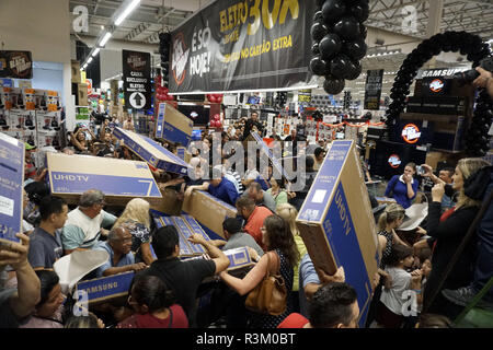 Sao Paulo, Brésil. 23 Nov, 2018. Les gens participent à un ''Vendredi'' cas à Sao Paulo, Brésil. ''Vendredi'' est un terme créé aux Etats-Unis pour citer le jour de la grande entreprise qui est célébré le jour suivant d'action grâce, et que, au Brésil, a commencé à se produire en 2010. Credit : Cris Faga/ZUMA/Alamy Fil Live News Banque D'Images