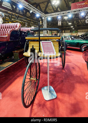 Milan, Lombardie Italie - 23 novembre 2018 - 1886 , Benz Patent Motor Wagen Milano Autoclassica réplique à l'édition 2018 à la foire de Milan Rho Crédit : Armando Borges/Alamy Live News Banque D'Images