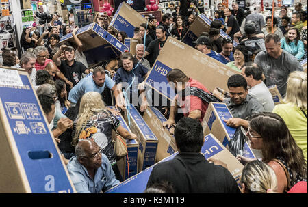 Sao Paulo, Brésil. 23 Nov, 2018. Les gens participent à un ''Vendredi'' cas à Sao Paulo, Brésil. ''Vendredi'' est un terme créé aux Etats-Unis pour citer le jour de la grande entreprise qui est célébré le jour suivant d'action grâce, et que, au Brésil, a commencé à se produire en 2010. Credit : Cris Faga/ZUMA/Alamy Fil Live News Banque D'Images