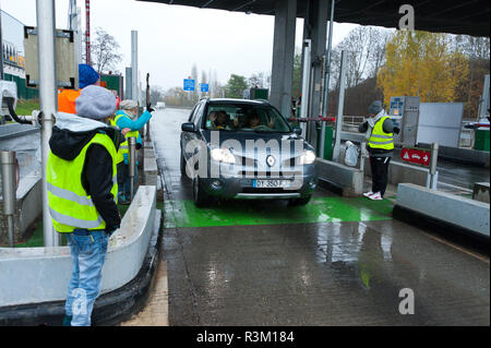 Alby-sur-Chéran, Auvergne-Rhône-Alpes, France. 23 novembre, 2018. Sortie sécurisée des manifestants et permettre aux conducteurs d'une ligne sans frais de sortie. Des militants du "Gilet jaune" mouvement de protestation nationale de prendre part à l'opération "Péage Gratuit" (autoroute gratuite) à la sortie de l'autoroute A41 près d'Alby-sur-Chéran dans l'Auvergne-Rhône-Alpes. Le Gilet "Jaune" est la campagne contre l'imposition d'oppression, en particulier les taxes sur le carburant automobile etc. © Graham M. Lawrenc Crédit : Graham M. Lawrence/Alamy Live News Banque D'Images