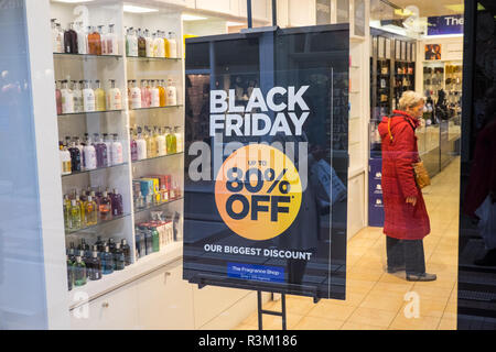 Bournemouth, Dorset, UK. 23 Nov 2018. D'énormes rabais disponibles sur certains articles à la boutique de parfum,House of Fraser,Old Christchurch Road, Bournemouth, Dorset, UK.Le détaillant est en difficulté offrant gros rabais sur certains articles. Crédit : Paul Quayle/Alamy Live News Banque D'Images