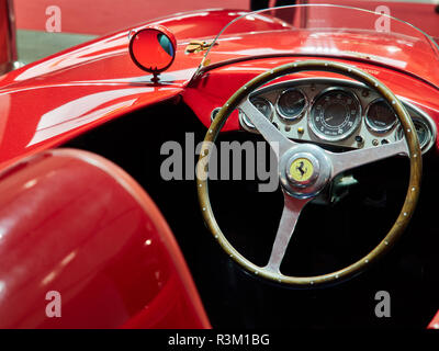 Milan, Lombardie Italie - Novembre 23 , 2018 - l'intérieur de Ferrari 750 Monza 1955 à Milano Autoclassica 2018 edition à la foire de Milan Rho Crédit : Armando Borges/Alamy Live News Banque D'Images