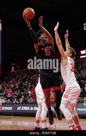 23 novembre 2018 - Piscataway, New Jersey, USA - centre Rutgers Scarlet Knights MYLES JOHNSON (15) disques durs pour le panier contre l'Université de Boston Terriers dans un jeu à la Rutgers Athletic Center. (Crédit Image : © Joel Plummer/Zuma sur le fil) Banque D'Images