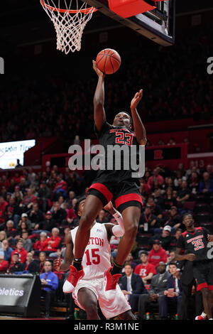 23 novembre 2018 - Piscataway, New Jersey, USA - Rutgers Scarlet Knights guard MONTEZ MATHIS (23) disques durs pour le panier contre l'Université de Boston Terriers dans un jeu à la Rutgers Athletic Center. (Crédit Image : © Joel Plummer/Zuma sur le fil) Banque D'Images