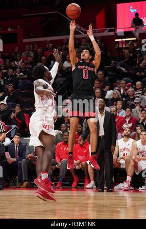 23 novembre 2018 - Piscataway, New Jersey, USA - Rutgers Scarlet Knights guard NICK BROOKS (1) s'arrête pour un tir contre l'Université de Boston Terriers dans un jeu à la Rutgers Athletic Center. (Crédit Image : © Joel Plummer/Zuma sur le fil) Banque D'Images