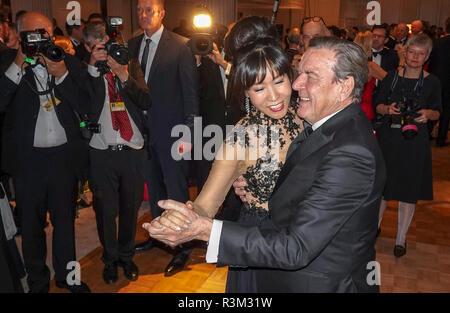 Berlin, Allemagne. 23 Nov, 2018. L'ancien chancelier allemand Gerhard Schröder et sa femme Schröder-Kim sud-coréen Soyeon danse à la 67e boule de presse fédéral à l'hôtel Adlon. Credit : Kay Nietfeld/dpa/Alamy Live News Banque D'Images