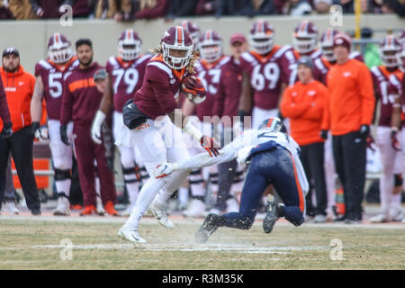 Blacksburg, Virginie, USA. 23 Nov, 2018. Virginia Tech Hokies wide receiver Ézéchias Grimsley (6) s'affranchit de Virginia Cavaliers coffre Juan Thornhill (21) NCAA football attaquer durant l'action entre les cavaliers et le Virginia Virginia Tech Hokies au stade Lane à Blacksburg, en Virginie. Jonathan Huff/CSM/Alamy Live News Banque D'Images