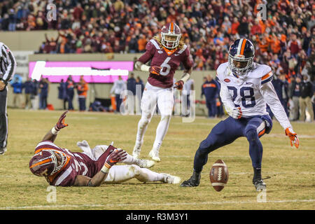 Blacksburg, Virginie, USA. 23 Nov, 2018. Virginia Tech Hokies Steven running back autochtones (32) football l'fumbles dans la zone ; ce qui est ramassé pour un touché en Virginia Tech Hokies wide receiver Ézéchias Grimsley (6) au cours de NCAA football action entre le Virginia cavaliers et les Virginia Tech Hokies au stade Lane à Blacksburg, en Virginie. Jonathan Huff/CSM/Alamy Live News Banque D'Images