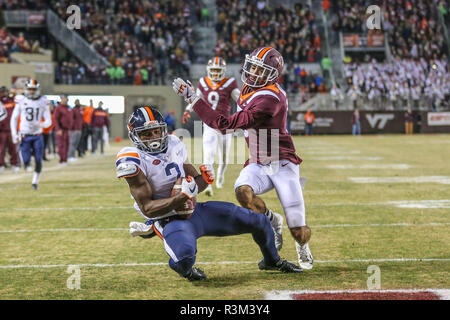 Blacksburg, Virginie, USA. 23 Nov, 2018. Virginia Cavaliers receveur Joe Reed (2) les captures d'une passe de touché au cours de NCAA football action entre le Virginia cavaliers et les Virginia Tech Hokies au stade Lane à Blacksburg, en Virginie. Jonathan Huff/CSM/Alamy Live News Banque D'Images