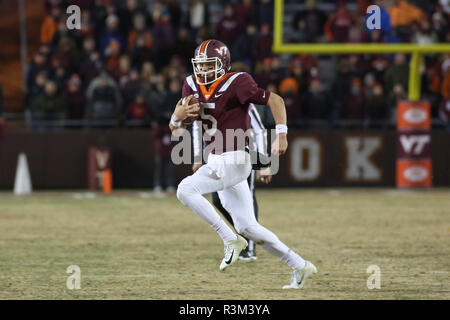 Blacksburg, Virginie, USA. 23 Nov, 2018. Virginia Tech Hokies quart-arrière Ryan Willis (5) s'échappe sur du backfield NCAA football au cours de l'action entre le Virginia cavaliers et les Virginia Tech Hokies au stade Lane à Blacksburg, en Virginie. Jonathan Huff/CSM/Alamy Live News Banque D'Images