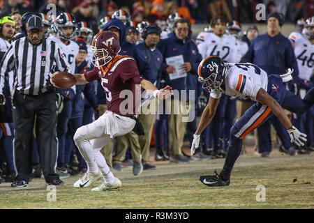 Blacksburg, Virginie, USA. 23 Nov, 2018. Virginia Tech Hokies quart-arrière Ryan Willis (5) essaie de rester inbounds NCAA football au cours de l'action entre le Virginia cavaliers et les Virginia Tech Hokies au stade Lane à Blacksburg, en Virginie. Jonathan Huff/CSM/Alamy Live News Banque D'Images