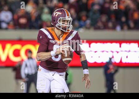 Blacksburg, Virginie, USA. 23 Nov, 2018. Virginia Tech Hokies quart-arrière Ryan Willis (5) s'échappe sur du backfield NCAA football au cours de l'action entre le Virginia cavaliers et les Virginia Tech Hokies au stade Lane à Blacksburg, en Virginie. Jonathan Huff/CSM/Alamy Live News Banque D'Images