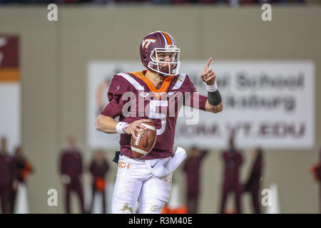 Blacksburg, Virginie, USA. 23 Nov, 2018. Virginia Tech Hokies quart-arrière Ryan Willis (5) recherche un récepteur pendant NCAA football action entre le Virginia cavaliers et les Virginia Tech Hokies au stade Lane à Blacksburg, en Virginie. Jonathan Huff/CSM/Alamy Live News Banque D'Images