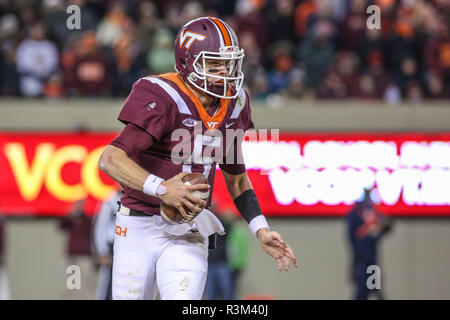 Blacksburg, Virginie, USA. 23 Nov, 2018. Virginia Tech Hokies quart-arrière Ryan Willis (5) s'échappe sur du backfield NCAA football au cours de l'action entre le Virginia cavaliers et les Virginia Tech Hokies au stade Lane à Blacksburg, en Virginie. Jonathan Huff/CSM/Alamy Live News Banque D'Images