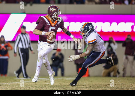 Blacksburg, Virginie, USA. 23 Nov, 2018. Virginia Tech Hokies quart-arrière Ryan Willis (5) tente de s'échappe sur le backfield NCAA football au cours de l'action entre le Virginia cavaliers et les Virginia Tech Hokies au stade Lane à Blacksburg, en Virginie. Jonathan Huff/CSM/Alamy Live News Banque D'Images