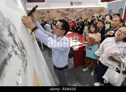 Fuzhou, province de Fujian en Chine. 23 Nov, 2018. Un technicien démontre qu'il monte une œuvre d'art dans les musées chinois 8e Produits et technologies pertinentes et exposition (MPT-Expo) à Fuzhou, capitale de la province de Fujian en Chine du sud-est, le 23 novembre 2018. Crédit : Li il/Xinhua/Alamy Live News Banque D'Images