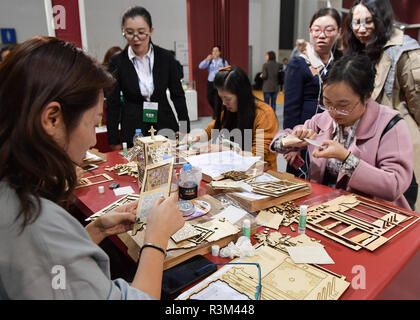 Fuzhou, province de Fujian en Chine. 23 Nov, 2018. Visiteurs essayer un jeu en carton dans la 8e musées chinois des produits et des technologies pertinentes et exposition (MPT-Expo) à Fuzhou, capitale de la province de Fujian en Chine du sud-est, le 23 novembre 2018. Crédit : Li il/Xinhua/Alamy Live News Banque D'Images