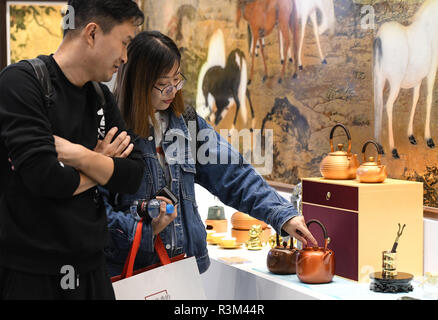 Fuzhou, province de Fujian en Chine. 23 Nov, 2018. Les visiteurs regarder les expositions dans les musées chinois 8e Produits et technologies pertinentes et exposition (MPT-Expo) à Fuzhou, capitale de la province de Fujian en Chine du sud-est, le 23 novembre 2018. Crédit : Li il/Xinhua/Alamy Live News Banque D'Images