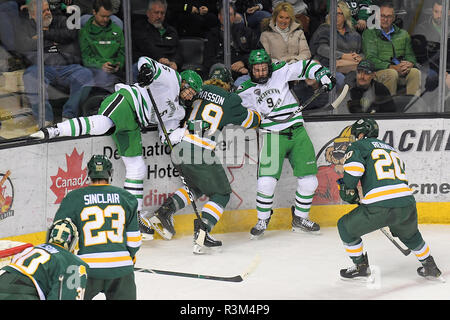 Grand Forks, ND, USA. 23 Nov, 2018. La lutte contre l'avant du Dakota Hawks Dixon Bowen (9), et l'avant Seawolves Alaska-Anchorage Zac Masson (19) entrent en collision dans le coin pendant un NCAA men's college match de hockey entre l'Alaska Anchorage Seawolves et l'Université du Dakota du Nord à Hawks de combat Ralph Engelstad Arena à Grand Forks, ND. Dakota du Nord a gagné 5-2. Photo par Russell Hons/CSM/Alamy Live News Banque D'Images