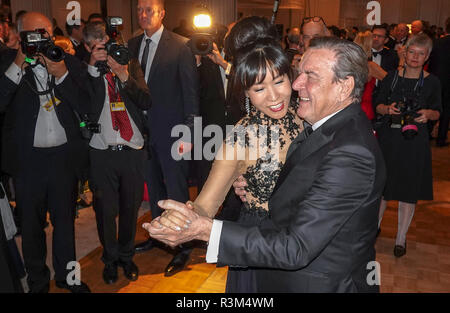Berlin, Allemagne. 23 Nov, 2018. L'ancien chancelier allemand Gerhard Schröder et sa femme Schröder-Kim sud-coréen Soyeon danse à la 67e boule de presse fédéral à l'hôtel Adlon. Credit : Kay Nietfeld/dpa/Alamy Live News Banque D'Images