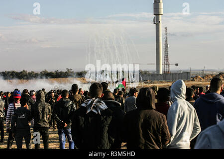 Gaza, Territoires palestiniens - 23 novembre, 2018. Palestiniens participent au 'Grand retour' mars près de la frontière, Israeli-Gaza est de Rafah, dans le sud de la bande de Gaza, le 23 novembre 2018. © Abed Rahim Khatib / éveil / Alamy Live News Banque D'Images